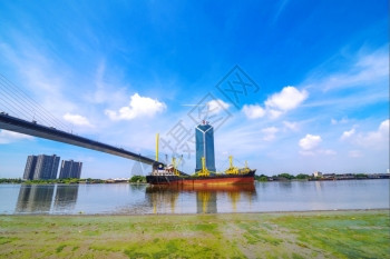 码头运输起重机大型集装箱船舶进入曼谷港经桥下驶入曼谷港口图片