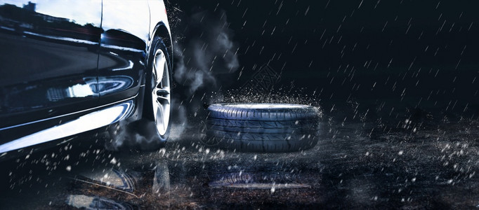 危险运动湿的黑色汽车零用轮被放在暴雨中的公路上黑背景的复制空间图片