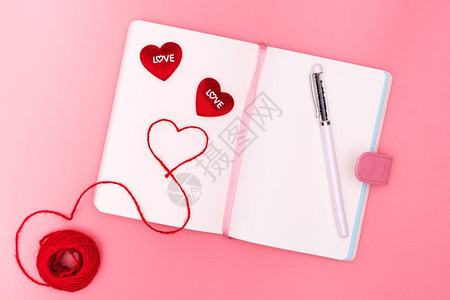 浪漫天信情人节概念每日爱与红心在粉背景上的心图片