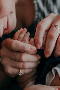 年轻的女士亲生婴儿在母和的手里微笑着健康护理和医疗爱的近身热情生活方式母亲的一天概念人们图片