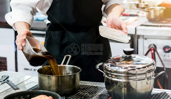 主厨烹饪在房准备食物主厨装饰菜盘特餐开胃蔬美食图片