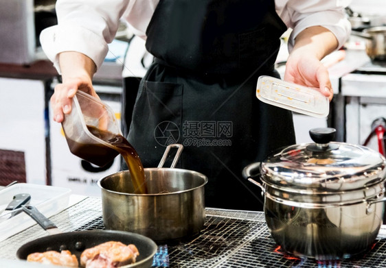 主厨烹饪在房准备食物主厨装饰菜盘特餐气体厨师炒过的图片