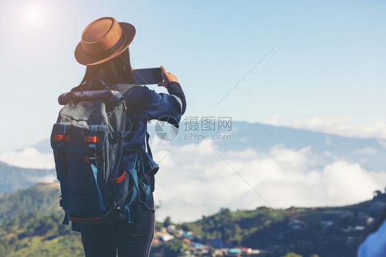 相机闲暇女士年轻孩在自然中拍照图片