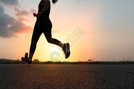 身体一种活动女运员在一条健康道路上奔跑的妇女运动图片