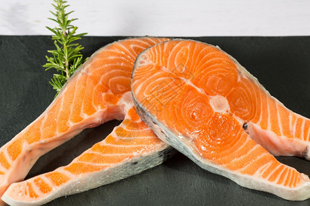 挪威晚餐两块新鲜鲑鱼烧烤产品图片