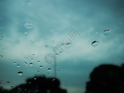 雨滴透明窗户玻璃上的水滴子图片