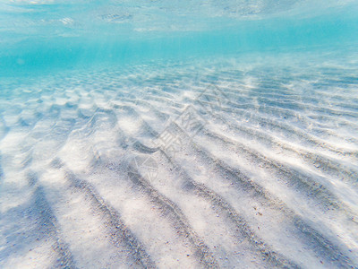 美丽热带蓝色海洋和沙底水下背景绿松石图片