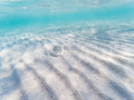 美丽热带蓝色海洋和沙底水下背景绿松石图片