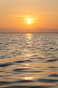 清晨日出照到水面上图片
