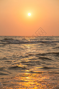 清晨日出早太阳照亮时的泳池橙天海岸图片