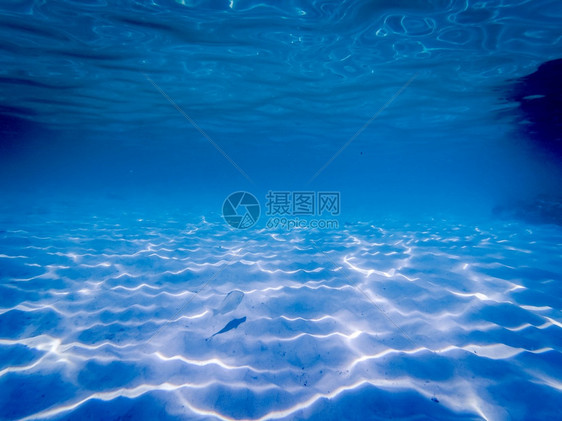 在下面抽象的蓝色大洋水下背景美丽图片