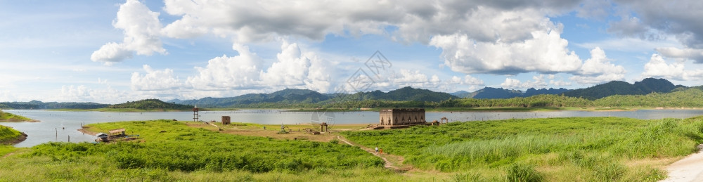 泰国水域河全景古老的庙宇教堂淹在大坝的水下山上图片