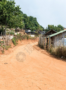 通往靠近泰国登机者附的农村庄石块路天空栅栏外部图片