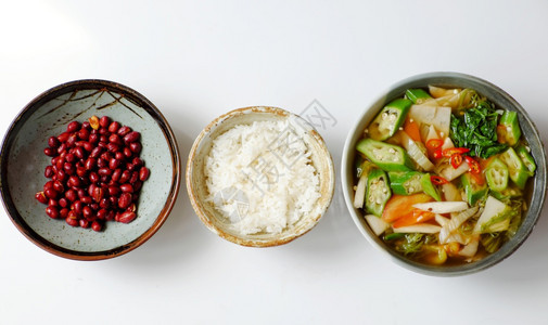 白色的越南语素食美白底每日家庭餐番茄蔬菜酸汤花椰竹水菠菜加酱油的炸花生和午餐饭碗等素食主义者图片