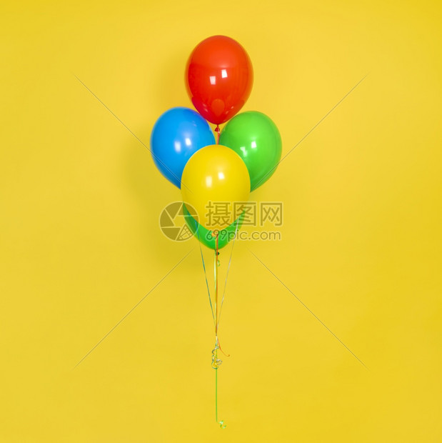 乐趣玩细绳在黄色背景派对礼物生日或庆祝概念上隔离的一束彩色气球在黄背景派对生日或庆祝概念上隔离的一束彩色气球图片