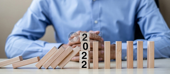 商人有20年木制块企业风险管理保解决战略方案目标新年和快乐节日概念的20年趋势数字商业图片