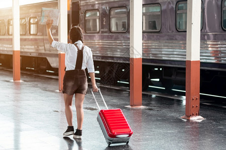 步行游客保持亚洲孕妇在火车站旅行时搭乘拖车红包和的亚洲孕妇旅行暑假泰国观光者带背行李旅者图片