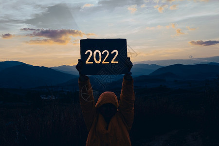横幅庆典新年20在山背景下手持纸板设计新年20环光灯设计日落新年快乐概念旅行图片