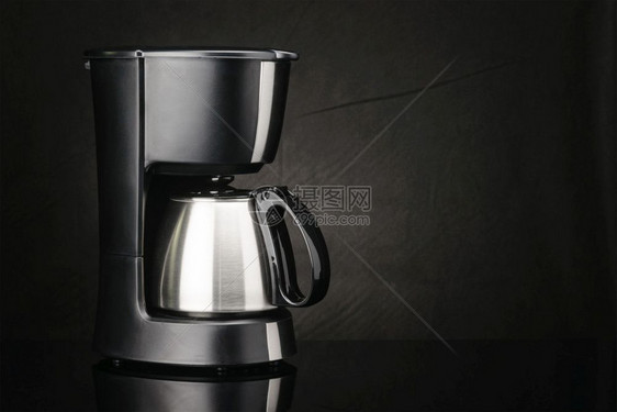 黑色镜面背景上含不锈钢咖啡壶的电气机黑镜背景上含罐子的咖啡机复制空间混合浓咖啡配饰图片