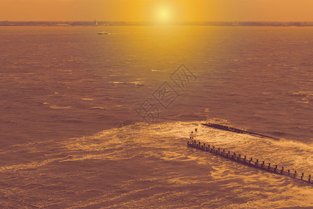 日落时的旋涡港木杆和望塔小灯野海风与波浪泽兰内河航行等级弗利辛根图片