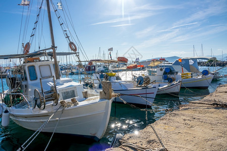 海岸晴天希腊城码头附近的希腊渔船许多老在SunnyDay日当天在Marina的希腊渔船码头附近捕鱼停泊图片