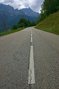 山上长途跋涉的路线车中间图片