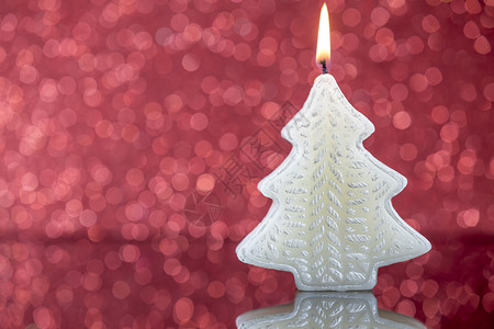 宗教黑暗的圣诞树蜡烛灯反射红色模糊的bokoh背景浪漫的图片