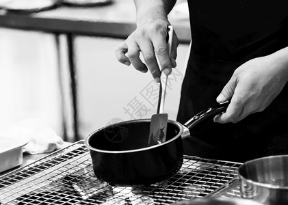 厨师准备食物在房做饭主在工作黑白刀餐馆美好的图片