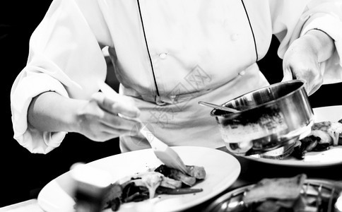 厨师准备食物在房做饭主在工作黑白餐馆火炉色的图片