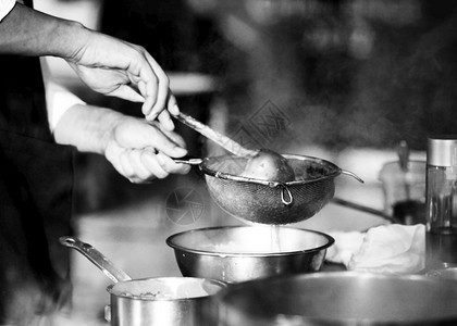 晚餐新鲜的专业厨师准备食物在房做饭主在工作黑白图片