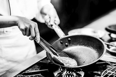 火炉蔬菜盘子厨师准备食物在房做饭主在工作黑白图片