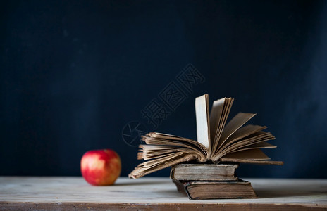 书本与苹果图片