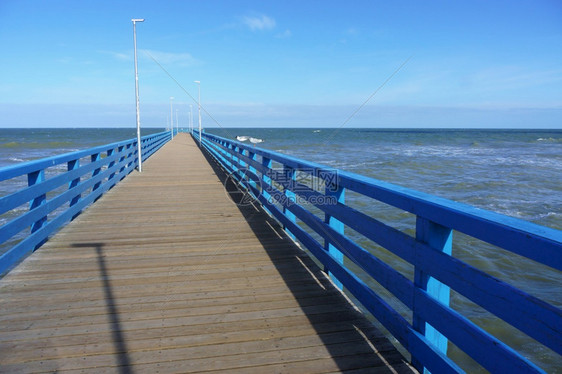 邮政荒凉的海滨长廊带蓝色栏杆的海上码头带蓝色栏杆的海上码头荒凉的海滨长廊风景优美天空图片