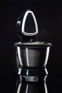 家庭黑色背景上的电动搅拌机黑色背景上的电动搅拌机黑色的创建图片