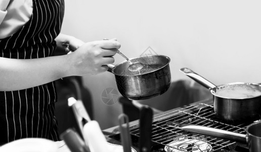 厨师在房做饭主在工作黑白背景制服精加工酱图片