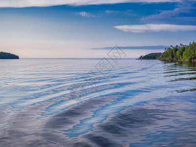 道士打坐拉多加湖和岛屿的全景Ladogoa湖和岛屿面水及地平线上的岛屿美丽晚打坐背景