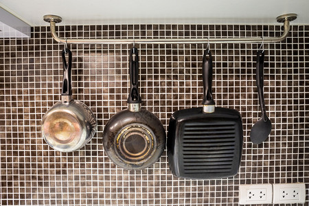 工具覆盖煮饭的锅碗盘和拉链挂在厨房里放图片