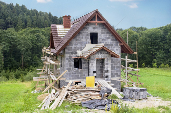 正在建造的房屋地貌美丽的砖房真实在下面使固定图片