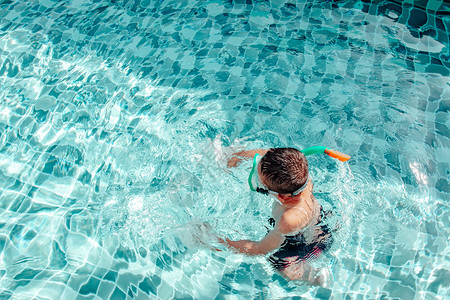 夏天在游泳池里游泳的孩子图片