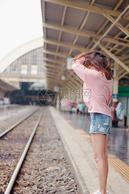 车站游客在铁轨上抓着头发的女人图片