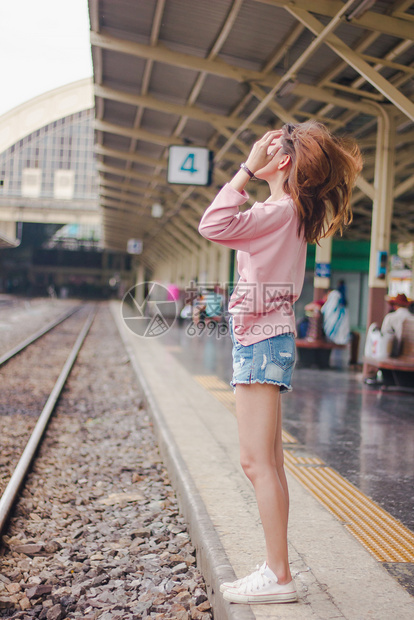 假期站在铁轨上抓着头发的女人孩时间图片