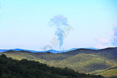 全景植物群荒野夏季美丽的风景与高加索绿山色脉图片