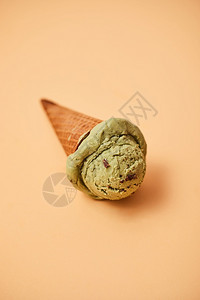 日本柔和背景中的绿茶冰淇淋橙色背景中的绿茶冰淇淋美味的舀图片