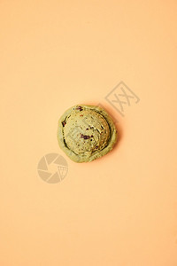 柔和背景中的绿茶冰淇淋橙色背景中的绿茶冰淇淋最小的食物舀图片