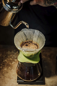 餐厅咖啡师手滴用过滤器在咖啡地面上倒水的Barista人们图片