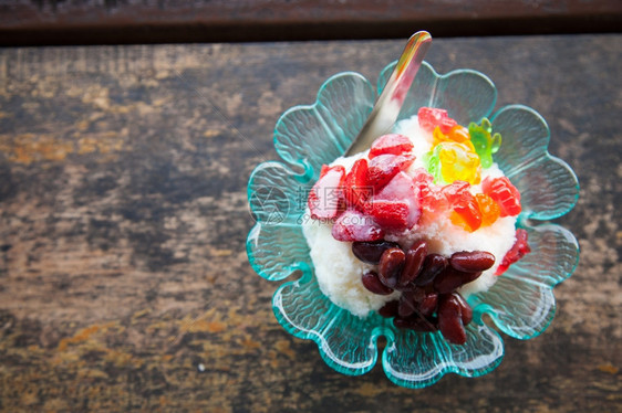 对待夏天甜点冰淇淋杯放在桌子上有很多种水果用冰淇淋吃过图片