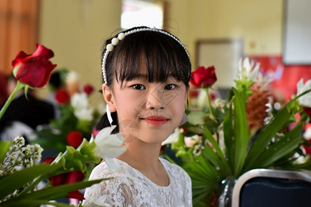 身着白裙子鲜花美丽的女孩近亲人们肖像花园图片