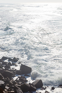 海洋岸带泡沫风力的移动波浪绿石水黑暗的支撑下图片