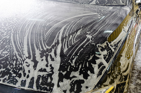 透明车库用泡肥皂洗车黑色的图片