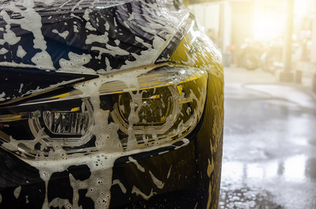 轮子用泡肥皂洗车行业汽图片
